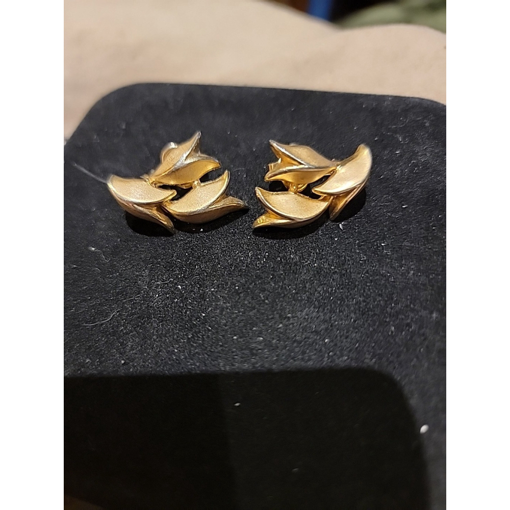 Vintage Crown Trifari Alfred Philippe Gold Tone Leaf Clip on Earrings 1.01”